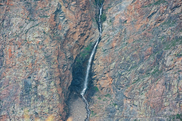 Cachoeira no vale do rio das montanhas chulyshman altai rússia lindo dia de verão