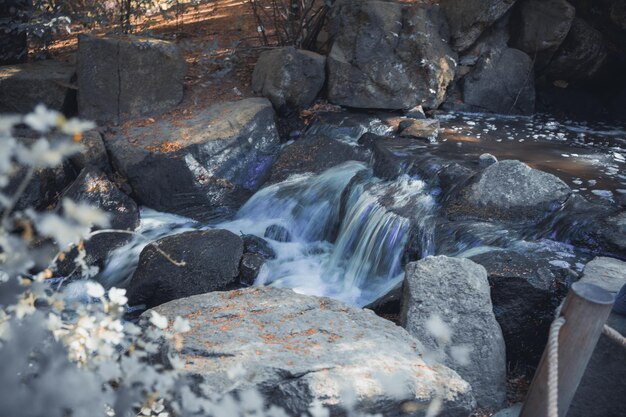 cachoeira nos montes