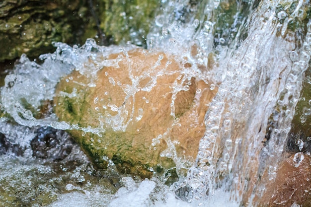 Cachoeira pequena em um jardim