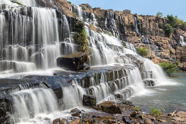 Cachoeira pongour perto da cidade de dalat, no vietnã