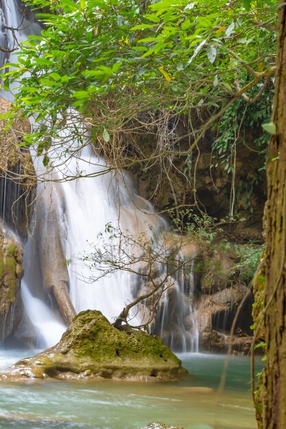 Cachoeira que flui das montanhas no parque nacional da cachoeira do khamin de huay mae, kanchana buri.