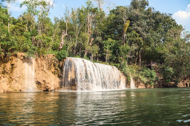 Cachoeira que flui na floresta tropical no parque nacional