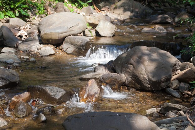 Cachoeira que flui para baixo das montanhas.