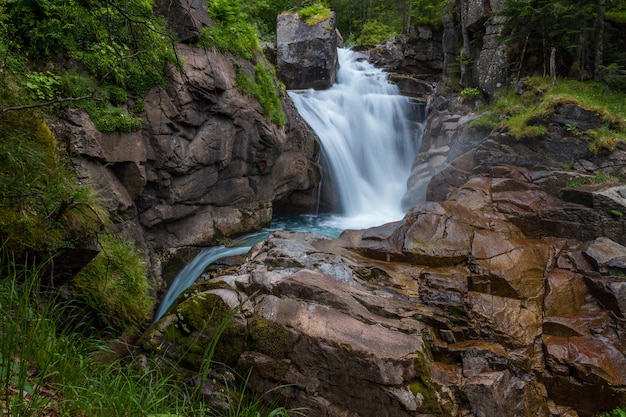 Cachoeira refrescante em pirineus