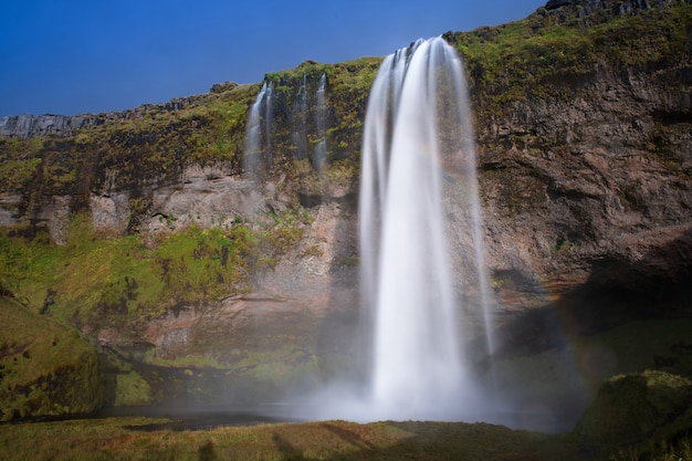 Cachoeira seljalandsfoss com arco-íris na islândia