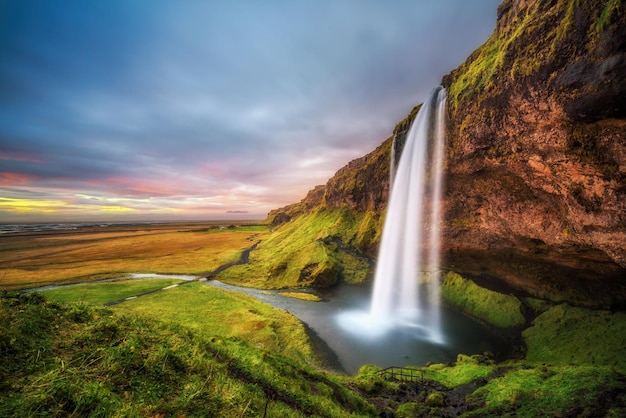 Cachoeira Seljalandsfoss na Islândia ao pôr do sol