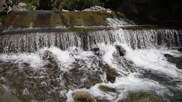 Cachoeira selvagem de água doce no desfiladeiro Kourtaliotiko, na Grécia