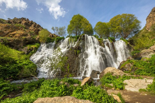 Cachoeira Shaki e árvores verdes na Armênia