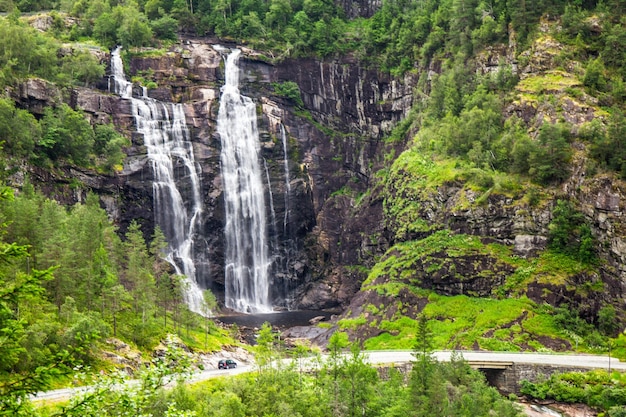 Cachoeira Skjervsfossen em Hordaland Noruega