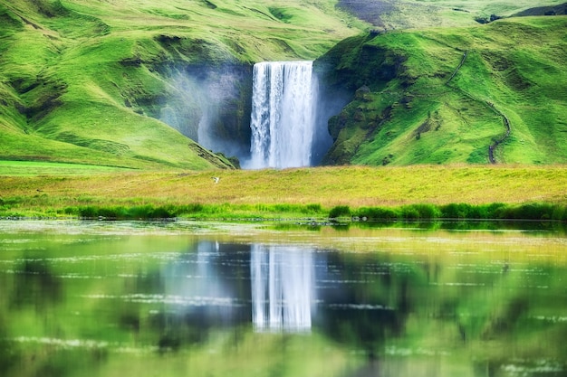 Cachoeira Skogafoss e reflexo no lago Fundo islandês natural Viajando na Islândia Famouns place in Iceland Travel image