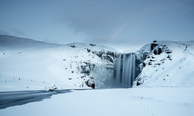 Cachoeira Skogafoss no inverno, Islândia