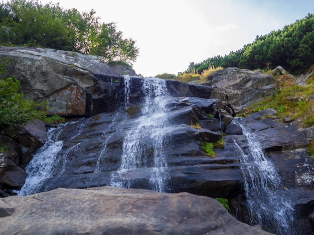 Cachoeira sob o pico da flutuação