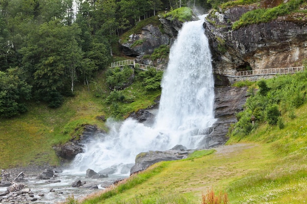 Cachoeira Steinsdalfossen. Noruega. Verão. Cachoeira no meio da floresta