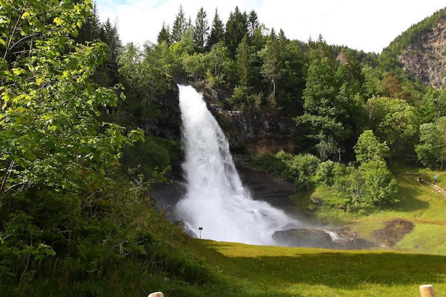 Cachoeira Steinsdalsfossen na Noruega Escandinávia