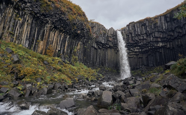 Cachoeira Svartifoss cercada por colunas de rocha vulcânica