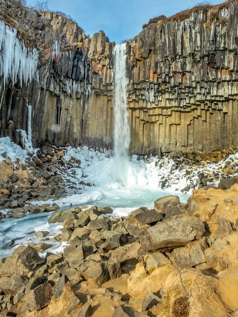 Cachoeira svartifoss na islândia localizada na cachoeira fosca do parque nacional vatnajokull