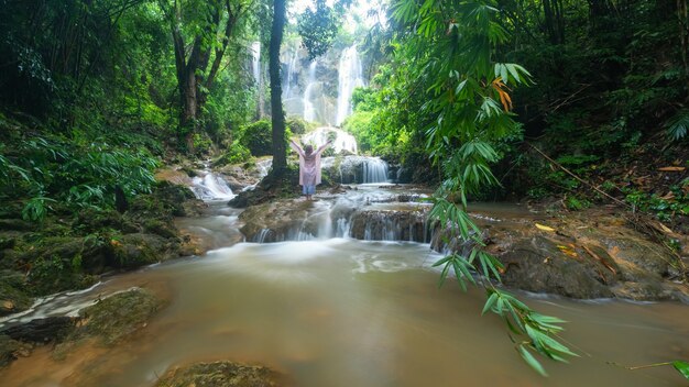 Cachoeira tad sadao, kanchanaburi tailândia