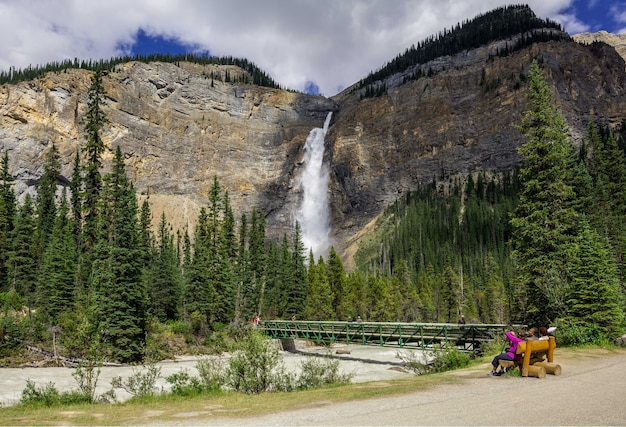 Cachoeira takakkaw falls no parque nacional de yoho, colúmbia britânica, canadá