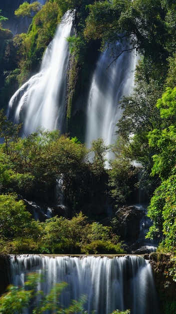 Cachoeira Thi Lo Su ou Thee Lor Sue localizada no Santuário de Vida Selvagem de Umphang, na Tailândia