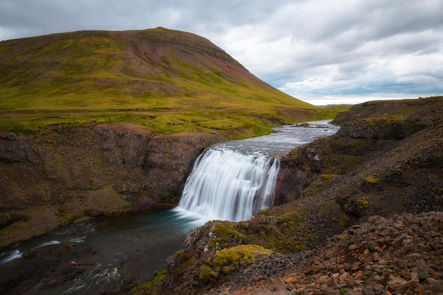 Cachoeira Thorufoss localizada no rio Laxa i Kjos perto de Reykjavik na Islândia