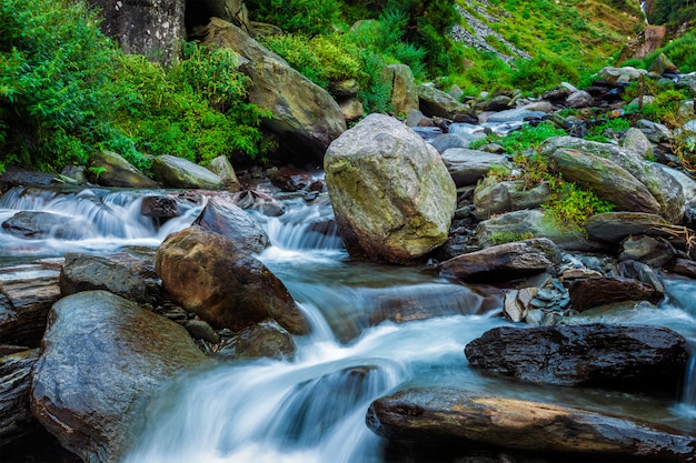 Cachoeira tropical. Bhagsu, Himachal Pradesh, Índia