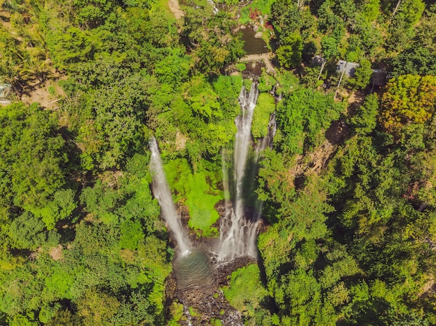 Cachoeira tropical bonita de Sekumpul em Bali Indonésia