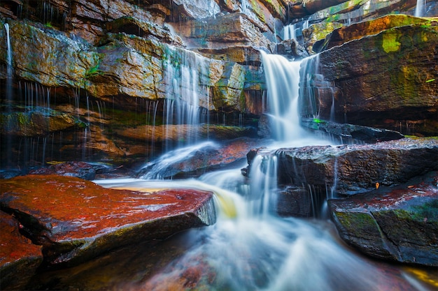 Cachoeira tropical Cachoeira Popokvil Parque Nacional Bokor Camboja