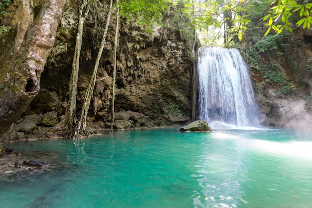 Cachoeira tropical e lago