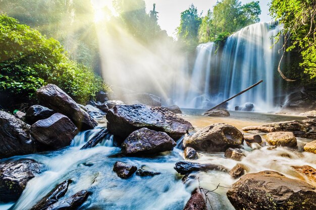 Cachoeira tropical Phnom Kulen Camboja