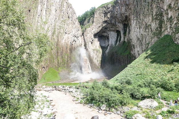 Cachoeira TuzlukShapa cercada pelas montanhas do Cáucaso perto de Elbrus Jilysu Rússia