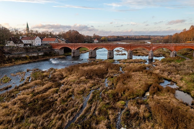 Cachoeira Venta Rapid a cachoeira mais larga da Europa e a longa ponte de tijolos Kuldiga Letônia