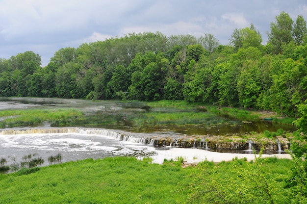 Cachoeira ventas rumba no rio venta. kuldiga, letônia.