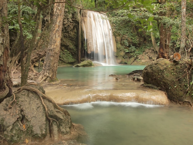 Cachoeira verde bonita e de tirar o fôlego, cachoeira Erawan em Kanchanaburi, Tailândia