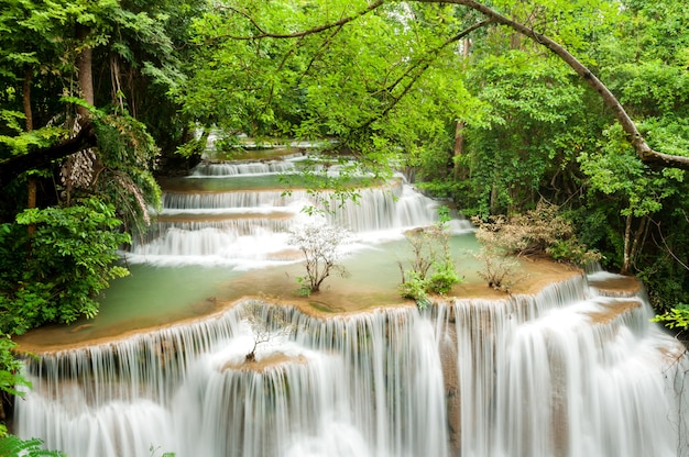 Cachoeira verde bonita e deslumbrante, cachoeira de Erawan, local da província de Kanchanaburi