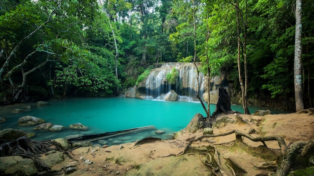 Cachoeira verde de tirar o fôlego na floresta profunda, cachoeira de Erawan localizada na província de Kanchanaburi, Tailândia