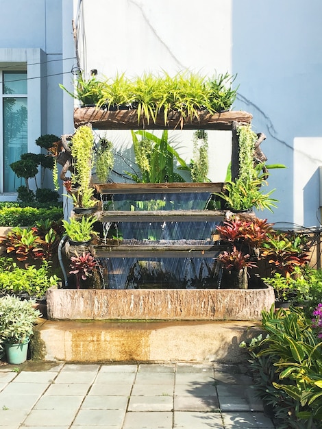 Cachoeira vertical pequena artificial para jardim decorado em prédio de escritórios externo para relaxar.