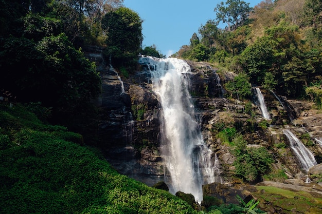 Cachoeira Wachirathan no Parque Nacional Doi Inthanon