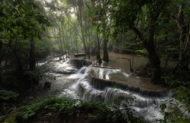 CachoeiraCachoeira em Kanjanaburi Tailândia Huay Mae Kamin cachoeira Nation Park