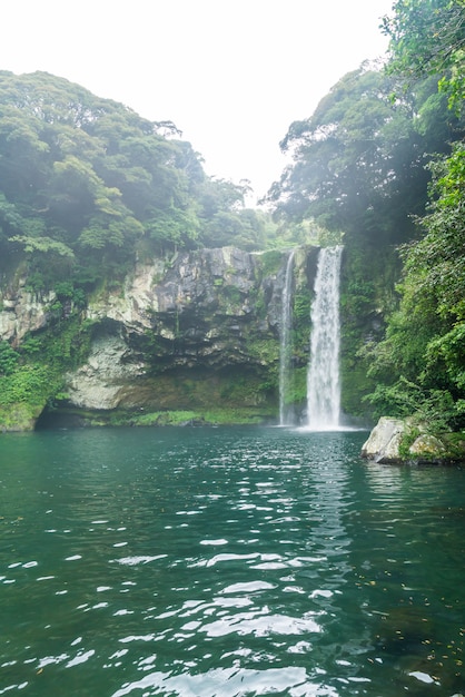 Cachoeiras de Cheonjiyeon na ilha de Jeju