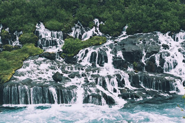 Cachoeiras de hraunfossar na islândia