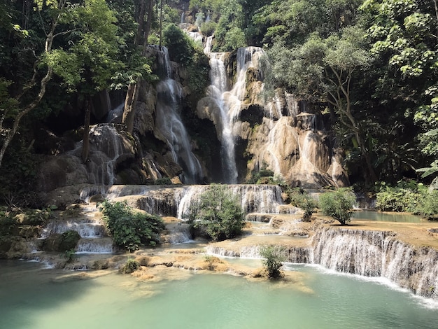 Cachoeiras de Kuang Si águas claras na área Luang Prabang