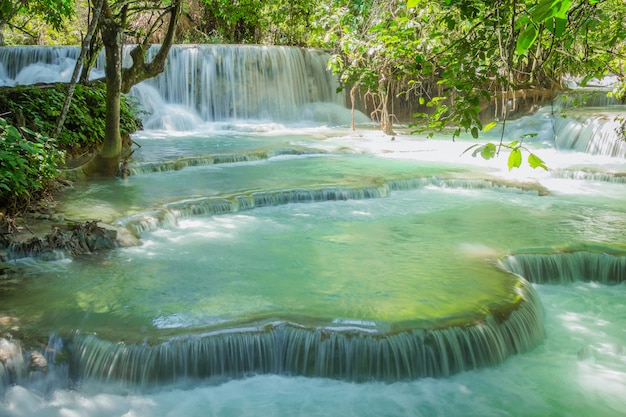 Cachoeiras de Kuang Si em Luang Prabang, Laos.