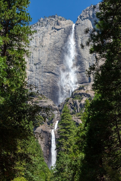 Cachoeiras de Yosemite em um lindo dia de verão