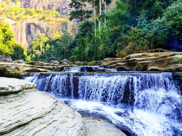 Cachoeiras em belas montanhas