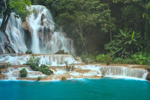 Cachoeiras Kuang Si em Luang Prabang Laos Longa exposição Bela cachoeira na selva selvagem