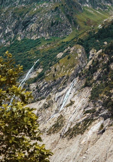 Cachoeiras nas montanhas de Chamonix, paisagem ao ar livre com nuvens e floresta nos Alpes franceses