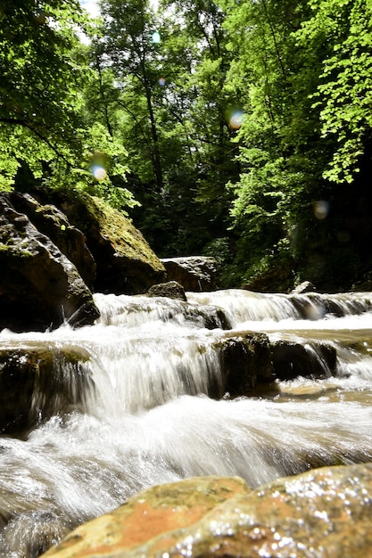 Cachoeiras nas montanhas. Natureza. Atmosfera.