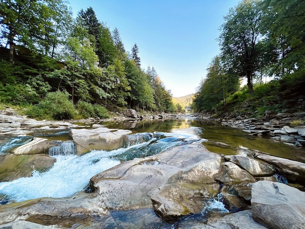 Cachoeiras Probiy em Yaremche e vista para a montanha rio Prut Cárpatos Ucrânia