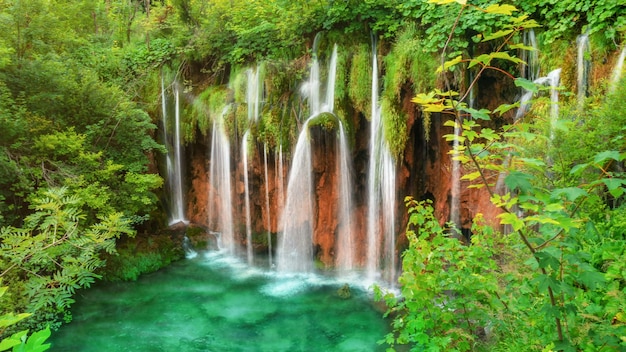 Cachoeiras tropicais com um lago abaixo como uma beleza paradisíaca