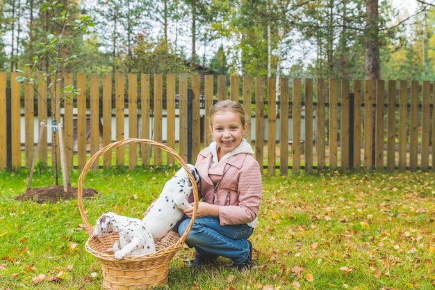 Cachorrinho com dono feliz passa um dia no parque brincando e se divertindo filhote e menina dálmata